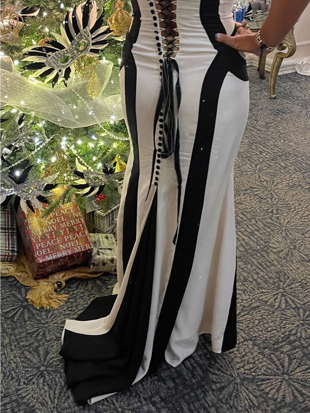 Mori Lee Beautiful Black and White evening/prom dress - Picture 10 of 11
